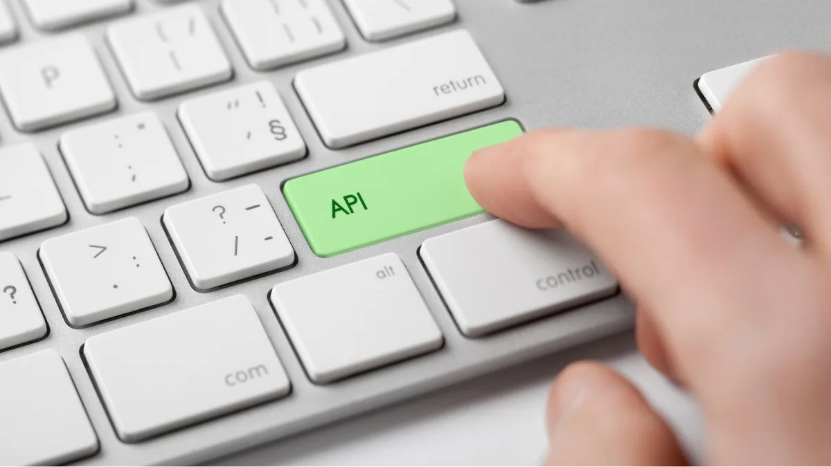 Koppla ihop affärssystemen: API:er och webhooks 2026