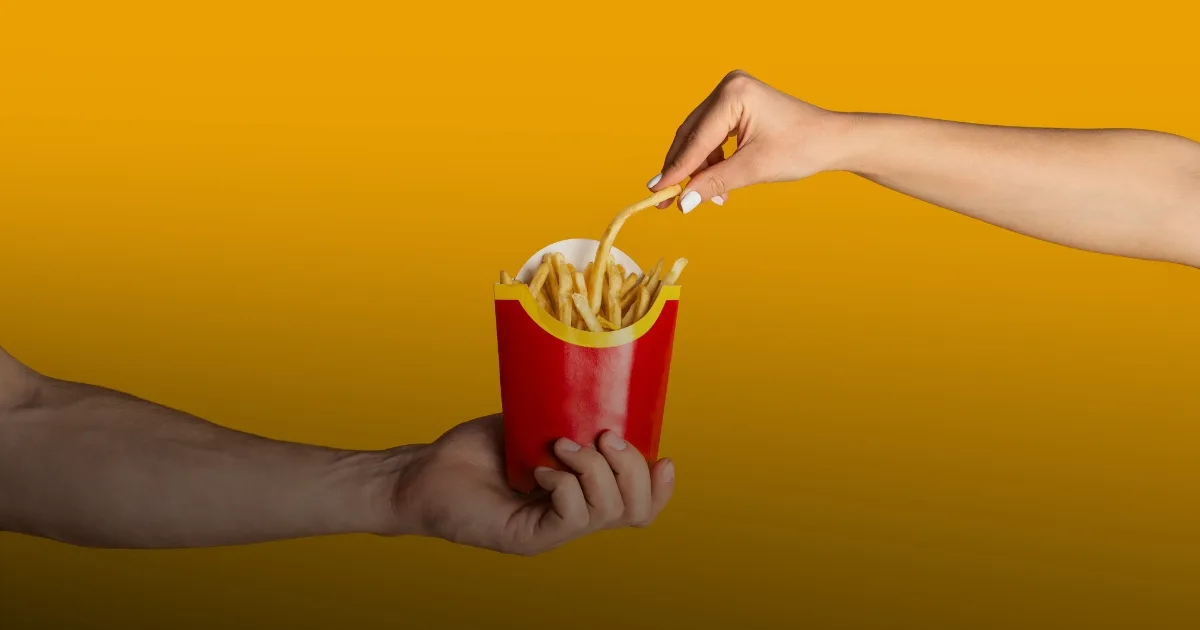 pommes frittes ges från en mc-donalds behållare