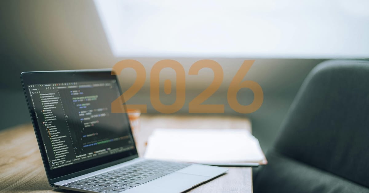 En modern laptop visar kodning för webbutveckling, med fokus på framtida designtrender för ZORC 2026